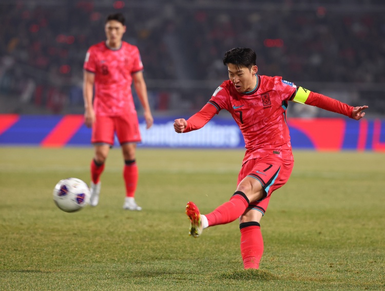 韩媒报道：孙兴慜携队友助力归化球员卡斯特罗普快速融入团队