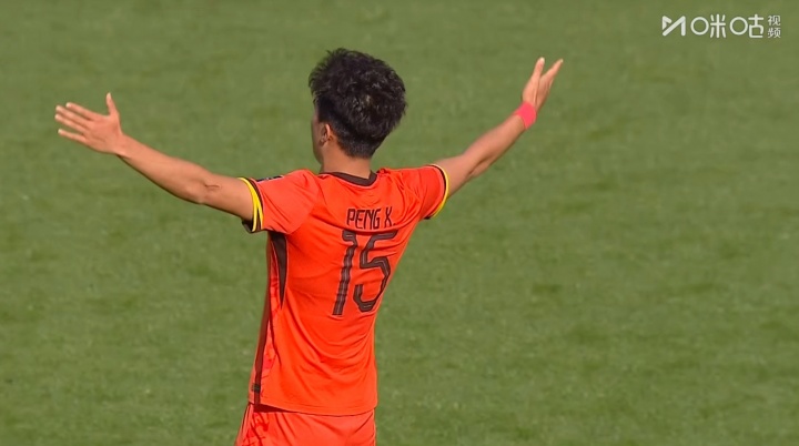 b体育官网-逆足爆射攻破袋鼠球门！彭啸破门后双手张开模仿贝林厄姆庆祝