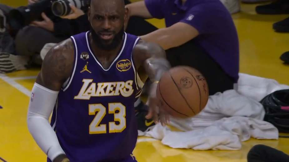 bsport体育-吓人啊！詹姆斯关键发球竟然失误了 埃奇库姆三分真进啊！！